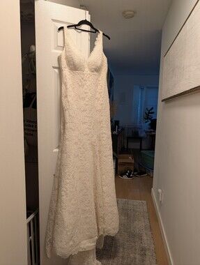 Ivory Lace V-Neck Sleeveless Wedding Dress